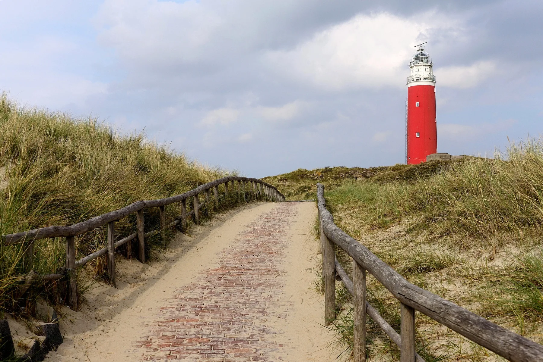 Der rote Leuchtturm von Texel hinter den Dünen