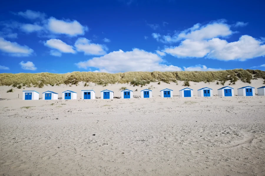 Weiße Strandhäuschen mit blauen Türen auf Texel