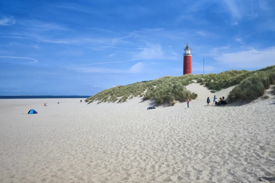 Leuchtturm von Texel hinter den Dünen
